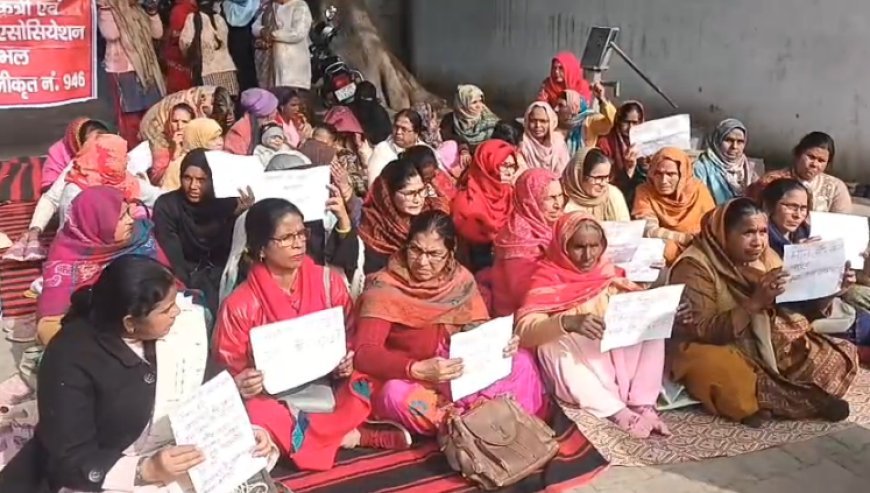 Sambhal : आंगनबाड़ी कार्यकत्रियों का सम्भल में जोरदार धरना, सरकारी कर्मचारी घोषित करने की मांग तेज, 8 मार्च को लखनऊ कूच का ऐलान