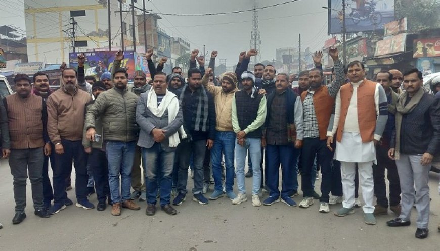 Hardoi: यूजीसी के विरोध में अधिवक्ताओं, ब्राह्मण महासभा और क्षत्रिय महासभा ने कलेक्ट्रेट घेरा; राष्ट्रपति को संबोधित ज्ञापन जिलाधिकारी को सौंपा।