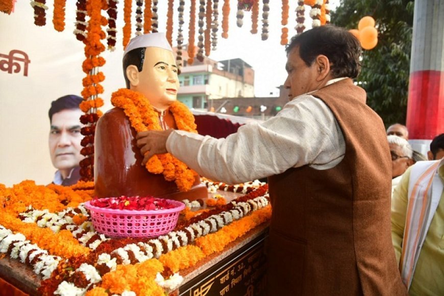 Lucknow: ए.के. शर्मा की पहल पर मऊ में ऐतिहासिक कदम- बस स्टेशन पंडित अलगू राय शास्त्री के नाम, सौंदर्यीकरण व अतिथि गृह का लोकार्पण। 