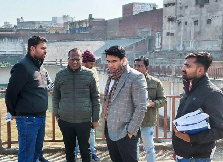 Hathras: तालाब चौराहा ओवरब्रिज के नीचे चल रहे सौंदर्यीकरण व यातायात व्यवस्थाओं का जिलाधिकारी ने किया निरीक्षण। 