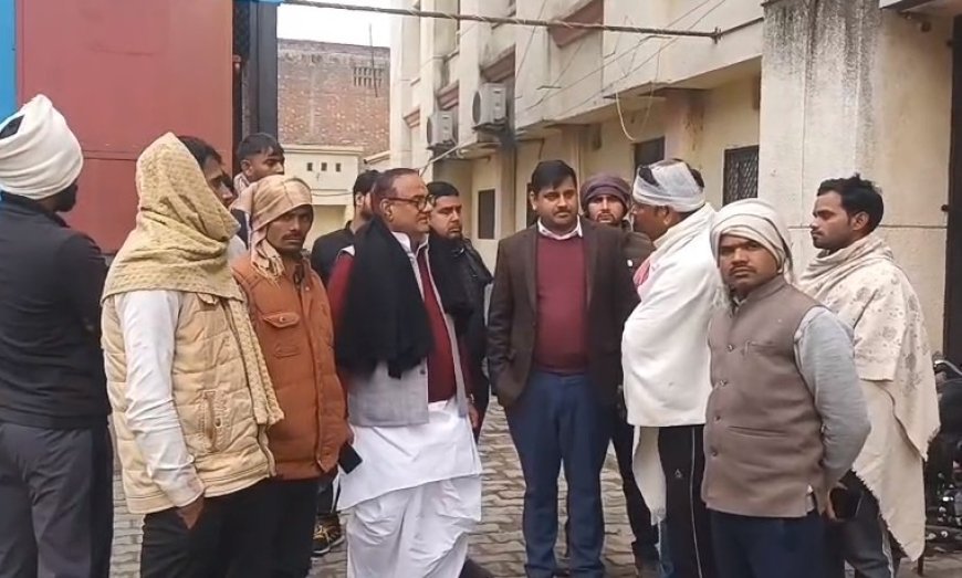 Sambhal: पंचायत चुनाव हिंसा में मौत का मामला गरमाया, विधायक रामखिलाड़ी यादव पहुंचे जिला अस्पताल।