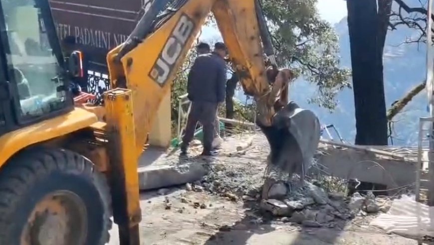 मसूरी माल रोड पर अवैध निर्माण पर नगर पालिका की सख्त कार्रवाई, जेसीबी से ध्वस्तीकरण।