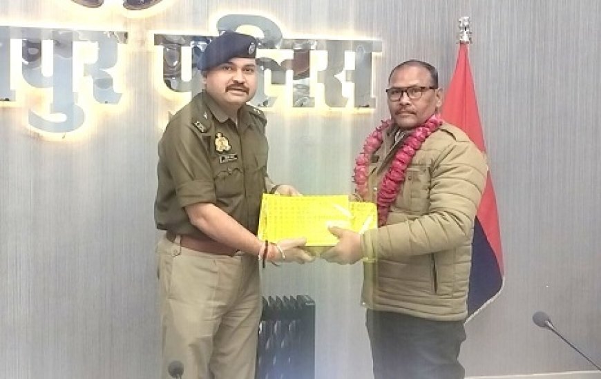 Sitapur: सेवानिवृत्त दरोगाओं को दी गई विदाई, स्मृति चिन्ह भेंट कर किया गया सम्मान।