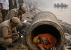 Ayodhya : अयोध्या के रामघाट पर पाइप में मिला साधु के भेष में युवक का शव, मौत रहस्यमयी