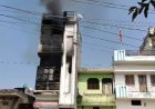 Sambhal : हल्लू सराय में तीन मंजिला मकान में भीषण आग, किराएदार का लाखों का सामान जलकर राख