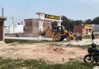 Sitapur : अवैध प्लाटिंग पर प्रशासन का बुलडोजर चला, गौरी सिटी और बाराभारी में निर्माण ध्वस्त