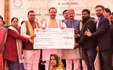 Lucknow : उप मुख्यमंत्री केशव प्रसाद मौर्य ने विभिन्न योजनाओं के लाभार्थियों को चेक, ट्राई साइकिल, चाबी और प्रमाण पत्र वितरित किए