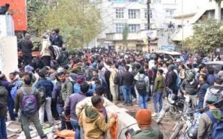 सतना में अडानी ग्रुप के वॉक-इन इंटरव्यू में हजारों बेरोजगारों की भीड़, छत से कूदकर अंदर घुसने की कोशिश, अव्यवस्था से हालात बेकाबू