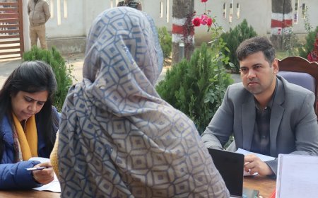 Hardoi: जनता की सुनवाई, त्वरित कार्रवाई: DM अनुनय झा ने 112 शिकायतों पर अधिकारियों को दिए सख्त निर्देश। 