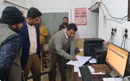 Sitapur : सीतापुर डीएम ने ऐलिया ब्लॉक का किया औचक निरीक्षण, कमियों पर दिखाई नाराजगी