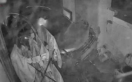 उदयपुर में तेज रफ्तार कार ने घर का गेट तोड़ा- सीसीटीवी में कैद हादसा, कार दीवार से टकराई, चालक फरार