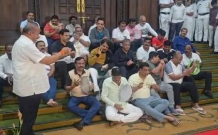 कर्नाटक विधानसभा में भाजपा जेडीएस ने रात भर धरना दिया, एक्साइज मंत्री तिम्मापुर के इस्तीफे की मांग।