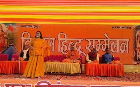 Hapur : गढ़मुक्तेश्वर में हिंदू सम्मेलन, 'एक हाथ में माला दूसरे में भाला' का नारा गूंजा