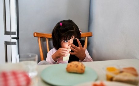 Special : गाजियाबाद में तीन नाबालिग बहनों की मौत ने उजागर किया मोबाइल की लत का खतरनाक चेहरा बच्चों को बचाने की जरूरत। 