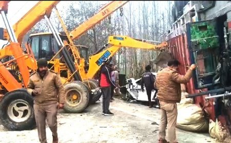 Bajpur:  दर्दनाक सड़क हादसा- भूसे से भरा ट्रक कार के ऊपर पलटा, नीचे दबकर कार चालक की मौत। 