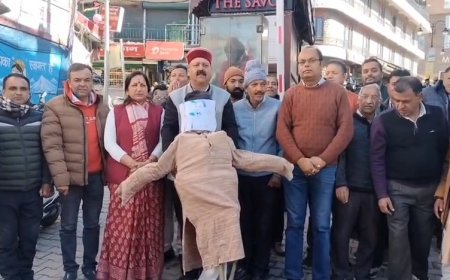 Mussoorie: संसद में टिप्पणी को लेकर भाजपा कार्यकर्ताओं का आक्रोश, मसूरी में राहुल गांधी का पुतला दहन। 