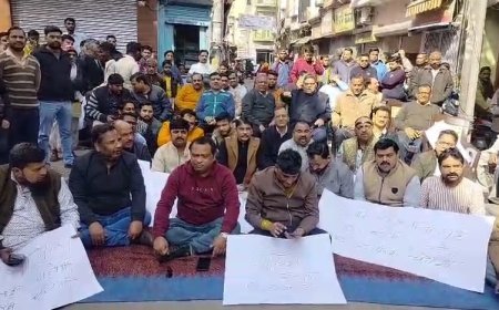 Sambhal: GST छापों के खिलाफ सर्राफा व्यापारियों का बाजार बंद, बोले– “जांच के नाम पर उत्पीड़न, भय के माहौल में ठप हुआ कारोबार। 