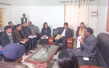 Hardoi: सूचना का अधिकार अधिनियम के तहत प्राप्त समस्त अपीलों एवं शिकायतों का ससमय गुणवत्ता पूर्ण निस्तारण सुनिश्चित करें- पद्म नारायण द्विवेदी