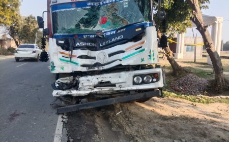 Sitapur : खैराबाद में ट्रक और डंपर की आमने-सामने टक्कर, दोनों चालक बाल-बाल बचे