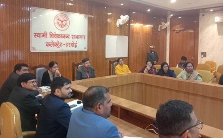 Hardoi: गोद लिए गए स्कूलों को मॉडल बनाने के निर्देश: जिलाधिकारी अनुनय झा की समीक्षा बैठक।