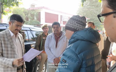 Sitapur : राजा टोडरमल स्मारक समिति ने मंडलायुक्त को सौंपा मांग पत्र