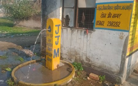 Sitapur : खैराबाद में जल जीवन मिशन की टंकी से पानी बहने का मामला, ग्रामीणों ने लगाया फर्जी सर्वे और मिलीभगत का आरोप