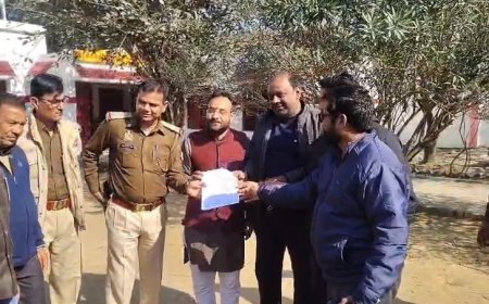 Sambhal: सरकारी स्कूल में कुरान की आयतें टांगे जाने का मामला गरमाया, बजरंग दल का विरोध, पुलिस ने हटवाई आयतें, शिक्षक हिरासत में। 