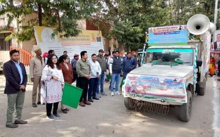 Sitapur: सीडीओ एवं एसडीएम ने फार्मर रजिस्ट्री के प्रचार वाहनों को हरी झंडी दिखाकर किया रवाना। 