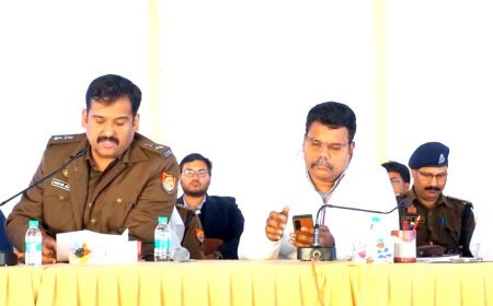 Sitapur : मुख्यमंत्री के प्रस्तावित कार्यक्रम के लिए डीएम और एसपी ने पुलिसकर्मियों को संयुक्त ब्रीफिंग दी