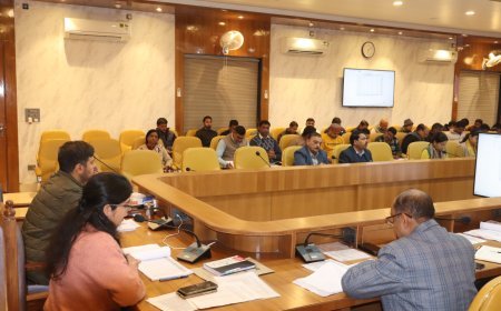 Hardoi : हरदोई में विकास कार्यों की समीक्षा बैठक, जिलाधिकारी ने दिए समयबद्ध पूर्ण करने के निर्देश