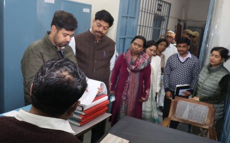 Hardoi : हरदोई में जिलाधिकारी ने कलेक्ट्रेट के विभिन्न अनुभागों का किया औचक निरीक्षण