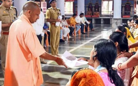 Lucknow : जनता दर्शन में दो अनाथ भाइयों ने लगाई मदद की पुकार, घर पहुंचने से पहले मिली मदद  