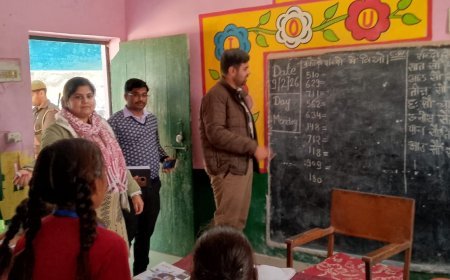 Hardoi : जिलाधिकारी ने गोद लिए स्कूल का किया निरीक्षण, बच्चों से गणित के सवाल हल करवाए और शिक्षा की गुणवत्ता ली जानकारी