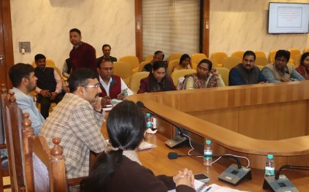 Hardoi : हरदोई में आयुक्त ने विशेष प्रगाढ़ पुनरीक्षण अभियान की समीक्षा की