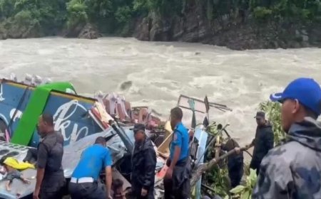 नेपाल में बस नदी में गिरी: 12 लोगों की मौत, 8 घायल; रेस्क्यू ऑपरेशन जारी रहा।