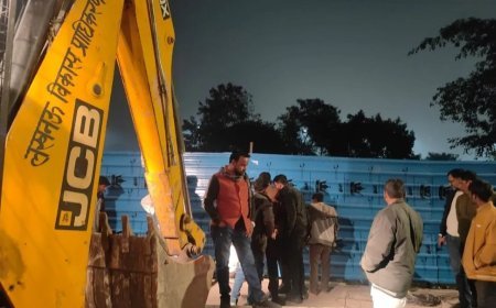 Lucknow : शहर में अवैध कार वर्कशॉप पर एलडीए का बड़ा एक्शन, गोमती नगर विस्तार में 06 सेन्टरों पर चला बुलडोजर 