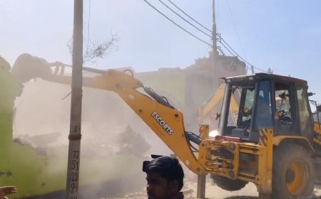 Sambhal: सरकारी ज़मीन पर बने मदरसा व 7–8 मकानों पर कार्रवाई, भारी पुलिस फोर्स तैनात। 