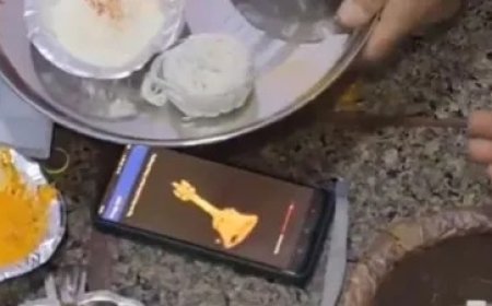 सोशल मीडिया पर वायरल हो रहा पंडित जी का टेक्नोलॉजी से पूजा कराने का अनोखा तरीका, लोग हैरान।