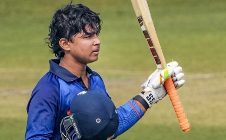 उभरते क्रिकेट सितारे वैभव सूर्यवंशी अब क्रिकेट के बाद किताबों की चुनौती का सामना करने को तैयार, सीबीएसई 10वीं का एडमिट कार्ड जारी। 