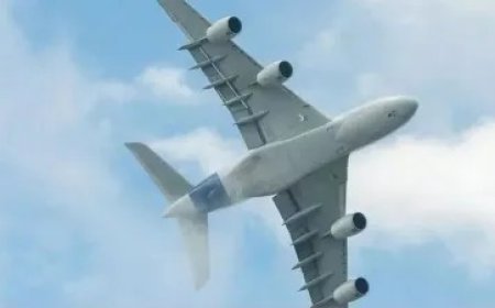 एयरबस A380: दुनिया का सबसे विशाल यात्री विमान, 853 यात्रियों को ले जा सकता है।