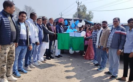 Bajpur: विधायक प्रतिनिधि व बीडीओ ने महेशपुरा में स्वच्छता वाहन को हरी झंडी दिखा किया रवाना। 