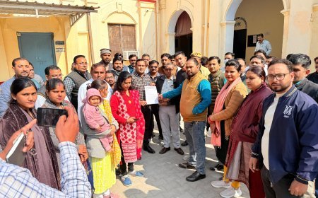 Hardoi : अगर 7 तारीख तक मानदेय का भुगतान नहीं हुआ तो.....  NHM संविदा कर्मचारियों के मानदेय भुगतान में देरी के खिलाफ ज्ञापन व मांग पत्र सौंपा