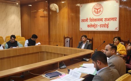 Hardoi : हरदोई में बोर्ड परीक्षा की तैयारियों पर जिलाधिकारी की बैठक