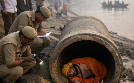 Ayodhya : अयोध्या के रामघाट पर पाइप में मिला साधु के भेष में युवक का शव, मौत रहस्यमयी