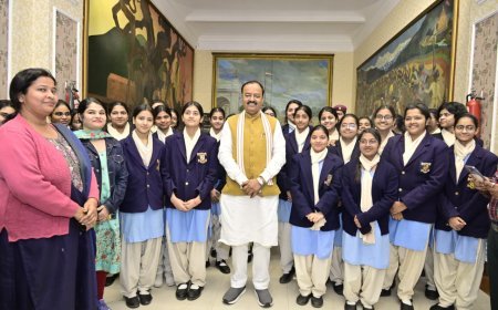 Lucknow : बजट सत्र के दौरान उप मुख्यमंत्री केशव प्रसाद मौर्य से छात्राओं की भेंट, कार्यालय कक्ष के बाहर संवाद व स्मृति चित्र