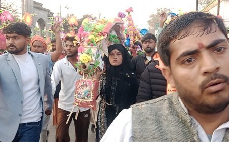 Amroha: महाशिवरात्रि से पहले सद्भाव की मिसाल: मुस्लिम महिला तमन्ना हरिद्वार से कांवड़ लेकर अमरोहा पहुंची। 