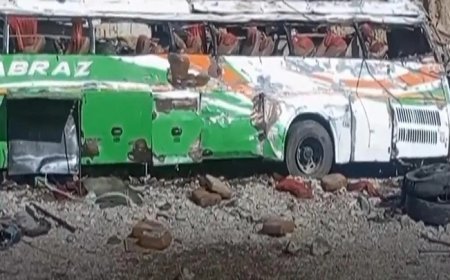 कराची एम-9 मोटरवे पर भीषण हादसा, 13 की मौत 9 घायल; ऑयल टैंकर-बस टक्कर से चेन रिएक्शन।