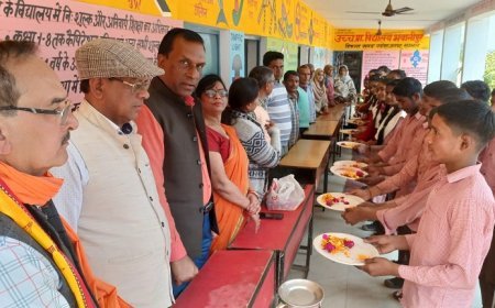 Sambhal: जहाँ बच्चों ने पूजे माता-पिता: भवानीपुर विद्यालय में संस्कारों का अनूठा आयोजन। 