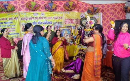 Sambhal: फूलों की होली में सराबोर हुआ सम्भल, गीत–संगीत और नृत्य से सजा सांस्कृतिक उत्सव। 