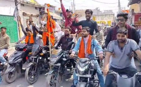 Sambhal: सम्भल में वेलेंटाइन डे के विरोध में बजरंग दल का प्रदर्शन, सड़कों पर उतरी बाइकर्स टीमें।